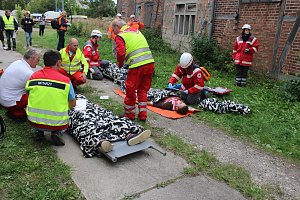 Am Gel&auml;nde des Eisenbahnvereines in der Erfurter Stra&szlig;e / Am Petersenschacht fand am sp&auml;ten Nachmittag eine Rettungsgro&szlig;&uuml;bung statt (<b>Update</b>)...  Die diesj&auml;hrigen Gro&szlig;&uuml;bung fand in der N&auml;he des Hauptbahnhofs in Sondershausen statt. Alle drei Jahr steht so eine Gro&szlig;&uuml;bung auf dem Plan. Waren es beim beim letzten Mal 30 Verletzte in einem Eisenbahnwaggon, waren dieses dieses Mal "nur" acht verl