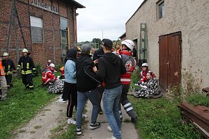 Am Gel&auml;nde des Eisenbahnvereines in der Erfurter Stra&szlig;e / Am Petersenschacht fand am sp&auml;ten Nachmittag eine Rettungsgro&szlig;&uuml;bung statt (<b>Update</b>)...  Die diesj&auml;hrigen Gro&szlig;&uuml;bung fand in der N&auml;he des Hauptbahnhofs in Sondershausen statt. Alle drei Jahr steht so eine Gro&szlig;&uuml;bung auf dem Plan. Waren es beim beim letzten Mal 30 Verletzte in einem Eisenbahnwaggon, waren dieses dieses Mal "nur" acht verl
