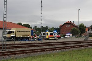 Am Gel&auml;nde des Eisenbahnvereines in der Erfurter Stra&szlig;e / Am Petersenschacht fand am sp&auml;ten Nachmittag eine Rettungsgro&szlig;&uuml;bung statt (<b>Update</b>)...  Die diesj&auml;hrigen Gro&szlig;&uuml;bung fand in der N&auml;he des Hauptbahnhofs in Sondershausen statt. Alle drei Jahr steht so eine Gro&szlig;&uuml;bung auf dem Plan. Waren es beim beim letzten Mal 30 Verletzte in einem Eisenbahnwaggon, waren dieses dieses Mal "nur" acht verl