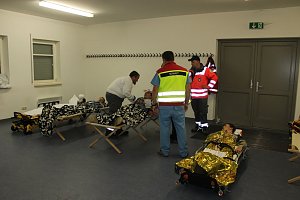 Am Gel&auml;nde des Eisenbahnvereines in der Erfurter Stra&szlig;e / Am Petersenschacht fand am sp&auml;ten Nachmittag eine Rettungsgro&szlig;&uuml;bung statt (<b>Update</b>)...  Die diesj&auml;hrigen Gro&szlig;&uuml;bung fand in der N&auml;he des Hauptbahnhofs in Sondershausen statt. Alle drei Jahr steht so eine Gro&szlig;&uuml;bung auf dem Plan. Waren es beim beim letzten Mal 30 Verletzte in einem Eisenbahnwaggon, waren dieses dieses Mal "nur" acht verl