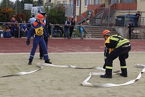 Leistungsspange von jungen Feuerwehrleuten erk&auml;mpft