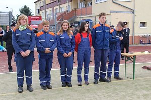 Leistungsspange von jungen Feuerwehrleuten erk&auml;mpft