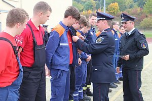 Leistungsspange von jungen Feuerwehrleuten erk&auml;mpft