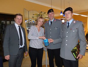 Soldaten sammeln f&uuml;r die Kriegsgr&auml;berf&uuml;rsorge