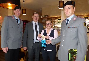 Soldaten sammeln f&uuml;r die Kriegsgr&auml;berf&uuml;rsorge