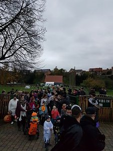 Kinder Halloween in Badra