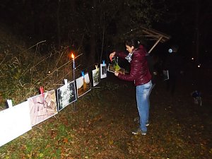 Silvia Schramm am Aufhängen der Bildergalerie