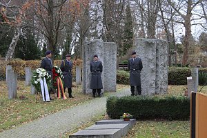 Der Opfer von Gewalt und Kriegen gedacht
