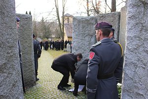 Der Opfer von Gewalt und Kriegen gedacht