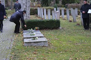 Der Opfer von Gewalt und Kriegen gedacht