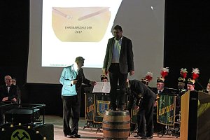 Ehrenarschleder zwei Mal verliehen.