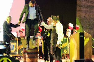 Ehrenarschleder zwei Mal verliehen.