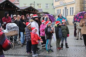 Feuchter Start des Weihnachtsmarkts