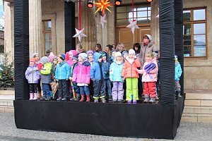 Feuchter Start des Weihnachtsmarkts
