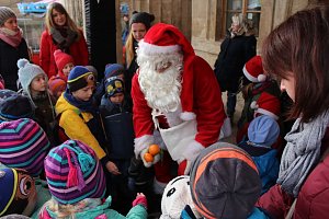 Feuchter Start des Weihnachtsmarkts