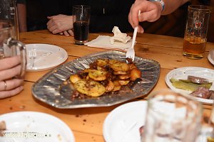 Kartoffelscheibenessen im Pferdestall