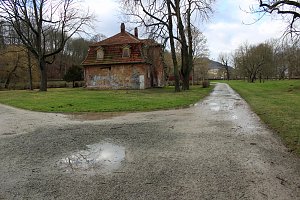 Kleiner Parksee im Schlosspark &uuml;bergelaufen