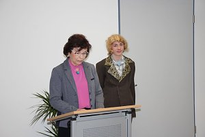 Landr&auml;tin &uuml;bergibt neues Schulgeb&auml;ude