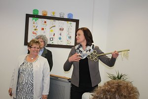 Landr&auml;tin &uuml;bergibt neues Schulgeb&auml;ude