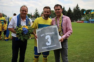 Verabschiedet und begr&uuml;&szlig;t