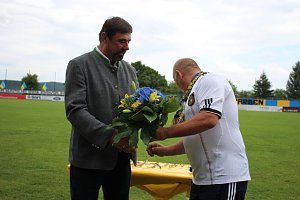 Verabschiedet und begr&uuml;&szlig;t