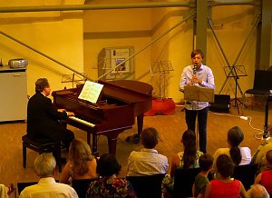 Junge K&uuml;nstler in der Cruciskirche