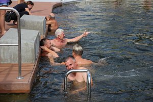 Erste Weltmeister im Brustr&uuml;ckw&auml;rtsschwimmen