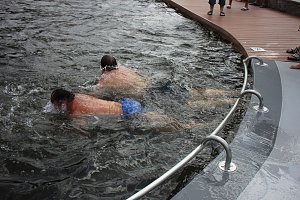 Erste Weltmeister im Brustr&uuml;ckw&auml;rtsschwimmen