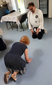 Dr. Iris Martin-Gehl &uuml;berreicht Spenden an Vereine aus Artern