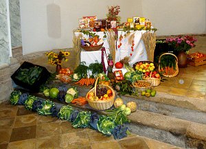 Erntedankgaben an Tafel Artern &uuml;bergeben