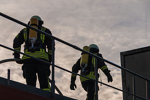 Feuerwehren &uuml;bten in Greu&szlig;en