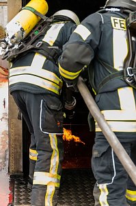 Feuerwehren &uuml;bten in Greu&szlig;en