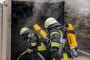 Feuerwehren &uuml;bten in Greu&szlig;en
