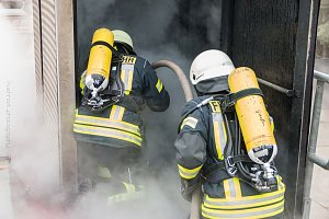 Feuerwehren &uuml;bten in Greu&szlig;en