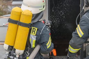 Feuerwehren &uuml;bten in Greu&szlig;en