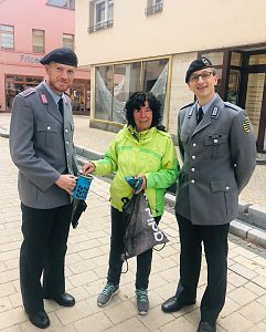 Soldaten sammeln f&uuml;r die Kriegsgr&auml;berf&uuml;rsorge