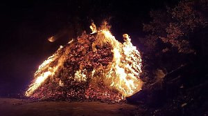Holz brennt an Landkreisgrenze
