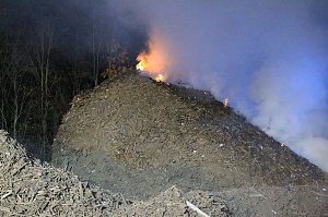 Holz brennt an Landkreisgrenze