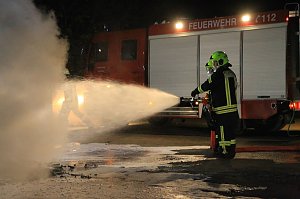 Holz brennt an Landkreisgrenze