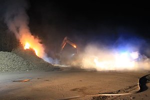 Holz brennt an Landkreisgrenze