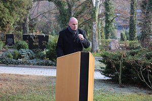Der Opfer von Gewalt und Kriegen gedacht