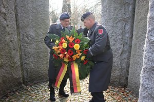 Der Opfer von Gewalt und Kriegen gedacht