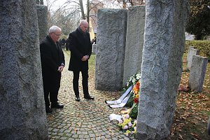 Der Opfer von Gewalt und Kriegen gedacht