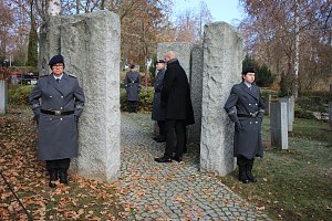 Der Opfer von Gewalt und Kriegen gedacht