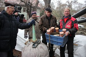 Turmhaube mit Dokumenten best&uuml;ckt
