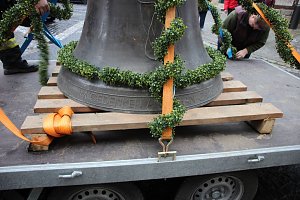 Die erste Glocke f&uuml;r Trinitatiskirche in der Stadt