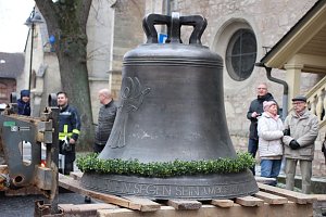 Die erste Glocke f&uuml;r Trinitatiskirche in der Stadt