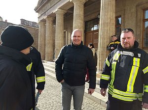 Er gegen Sie!