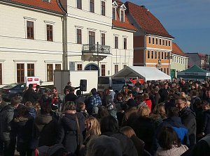 Er gegen Sie!