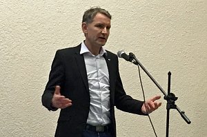 Voller Saal in Steinthaleben